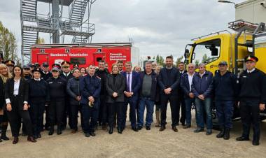 Provincia entregó una autobomba a la Federación Santafesina de Bomberos Voluntarios