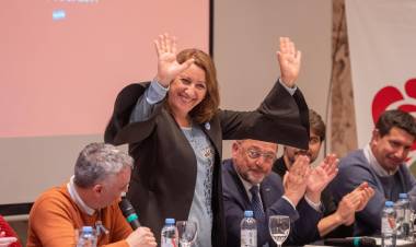 Mónica Fein reelecta presidente del partido socialista de Argentina