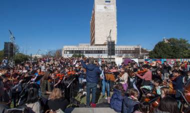 Se realizó el abrazo simbólico al edificio del Correo Argentino