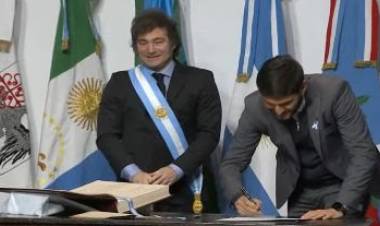 El gobernador Pullaro firmó el Pacto de Mayo en Tucumán