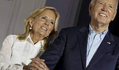 Biden promete a los congresistas demócratas que se mantendrá en la carrera presidencial