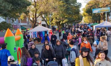 Una gran cantidad de vecinos disfrutó en Av. Luján de la 5ª edición de la Feria Comercial