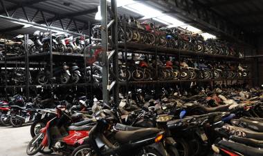 Más de 600 vehículos retenidos no reclamados serán compactados para mitigar el impacto ambiental