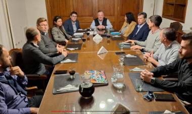 Senadores del Bloque “Unidos” mantuvieron una reunión de trabajo con el ministro de Educación José Goity