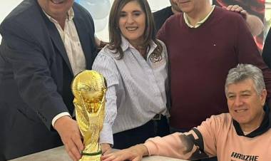 Poletti, Molina y Ariel Sclafani con la Copa del Mundo