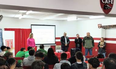 Calvo participó de la segunda jornada de "Educar jugando al fútbol"