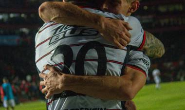 En un partido caliente, Colón venció al puntero y acorta distancias