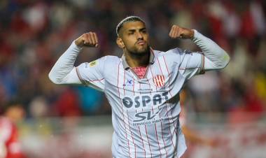 Unión goleó a Argentinos y quedó a un punto del líder