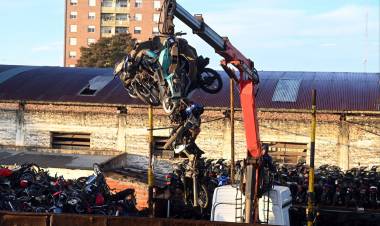Seguridad vial: se cargaron las motos desguazadas para la compactación