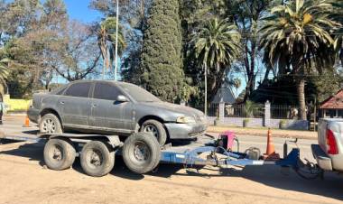 Comenzó la remoción de los vehículos depositados frente a las comisarías de Santo Tomé