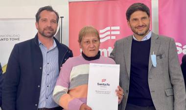 Pullaro y Weiss Ackerley entregaron escrituras a familias de Santo Tomé 