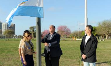 Puesta en valor del Parque Federal: se inauguraron mástiles con la bandera de Argentina y de Santa Fe