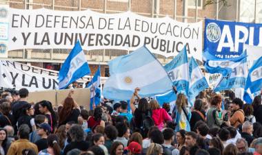 Multitudinaria marcha en defensa de la educación y la universidad pública