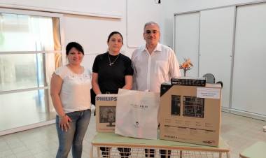 Calvo entregó material a la comisaria 5ta. de San Vicente