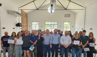 Weiss Ackerley hizo entrega de los créditos del “Banco Solidario”