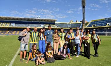 Casate con tu ciudad como testigo”: cinco parejas dieron el “sí” en la cancha de Rosario Central
