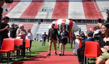 Hinchas de Unión dieron el sí en el césped del 15 de Abril