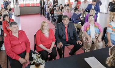 Diez parejas se casaron en el estadio del Club Atlético Colón