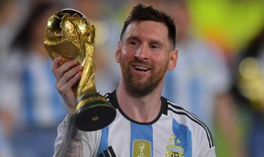 El ganador del balón de oro rendido a los pies de Messi