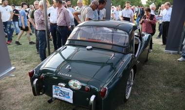 Provincia entregó las primeras chapas patentes a autos antiguos de colección