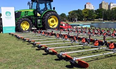Poletti entregó equipamiento para el mantenimiento de espacios verdes