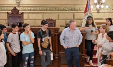 Alumnos de la EESO N° 223 "José V. Oroño" realizaron un enriquecedor viaje de estudio a la Capital Provincial