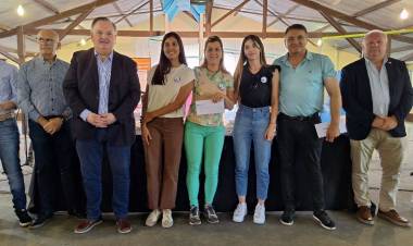 El Senador Michlig presentó el Programa “Crecer Jugando” con entrega de juegos infantiles y aportes intitucionales