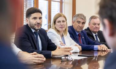 El Gobernador recibió de los legisladores la ley de necesidad de la Reforma Constitucional para la promulgación