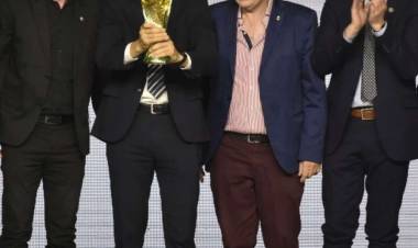 Ariel Sclafani y el gobernador Pullaro en la Gala del Deporte provincial
