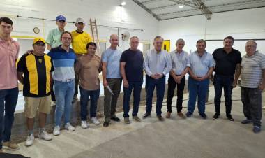El senador Michlig y equipo de tabajo entregaron aportes y recorrieron obras en Arrufó