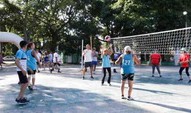  Poletti dejó inaugurada las actividades deportivas en las playas de la ciudad