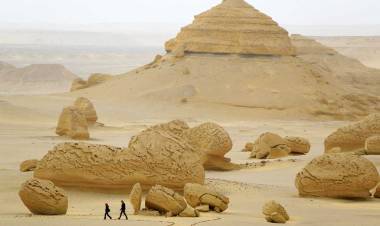 Miles de turistas visitan en el cierre del año el valle de las ballenas en Fayum