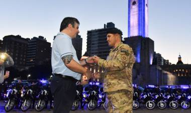 Seguridad: Provincia entregó 123 motos y 76 autos 0 km más para el departamento Rosario