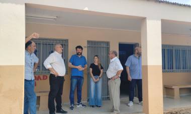 Calvo destacó el avance del programa 100 aulas en el departamento Castellanos