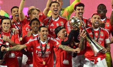 Ángel Di María y Nicolás Otamendi amplían la colección de títulos: levantaron la Copa de la Liga con Benfica