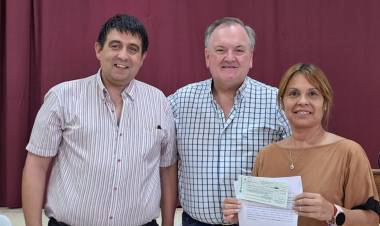 Senador Michlig entregó aportes gubernamentales en Monte Oscuridad y Palacios