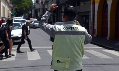 Desvíos de colectivos y cortes de tránsito por la renovación de redes de agua potable en calle Salta