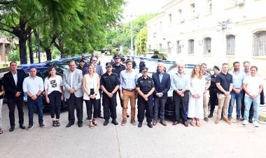 Provincia entregó 20 móviles policiales para el departamento La Capital