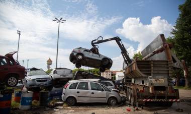 Comenzó la compactación de vehículos ubicados en el depósito de la PDI en Rosario