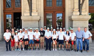 El intendente Poletti recibió a los nadadores que competirán en la Santa Fe-Coronda