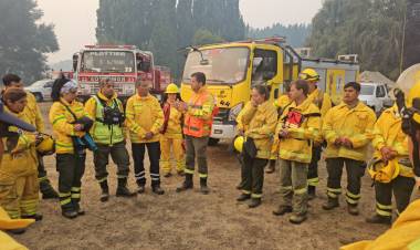 Intenso trabajo de brigadistas santafesinos en el combate de incendios en la Patagonia
