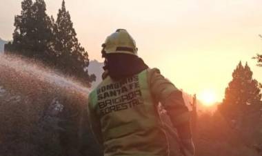Brigadistas santafesinos continúan combatiendo focos de incendio al pie del volcán Lanín