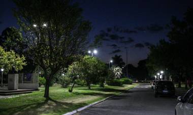 Parque Garay: el municipio detectó el robo de luminarias y las recuperó