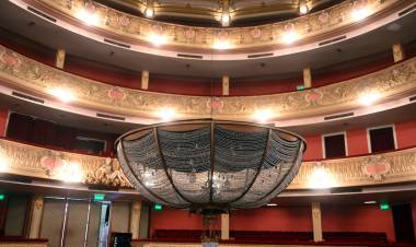 Se inició el ritual de descenso y limpieza de la Araña del Teatro Municipal