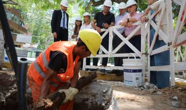 Pullaro recorrió las obras de renovación de cañerías de agua potable en el microcentro santafesino