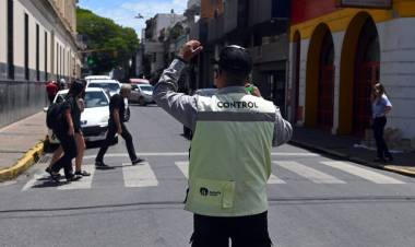 Nuevos desvíos de colectivos por la renovación de redes de agua potable en calle Salta
