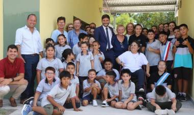Pullaro inauguró un aula y dio inicio al ciclo lectivo provincial desde una escuela rural