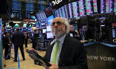 El riesgo país perforó el piso de los 700 puntos en medio de la suba de bonos de la deuda