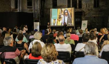 El intendente Poletti presenció la proyección del documental de Mama Antula