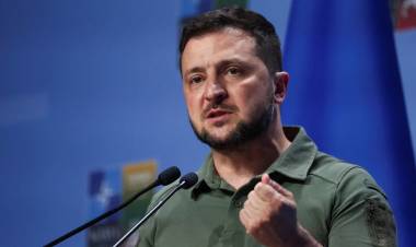 En Ucrania observan a Zelenski en el "acto final" de su permanencia en el poder